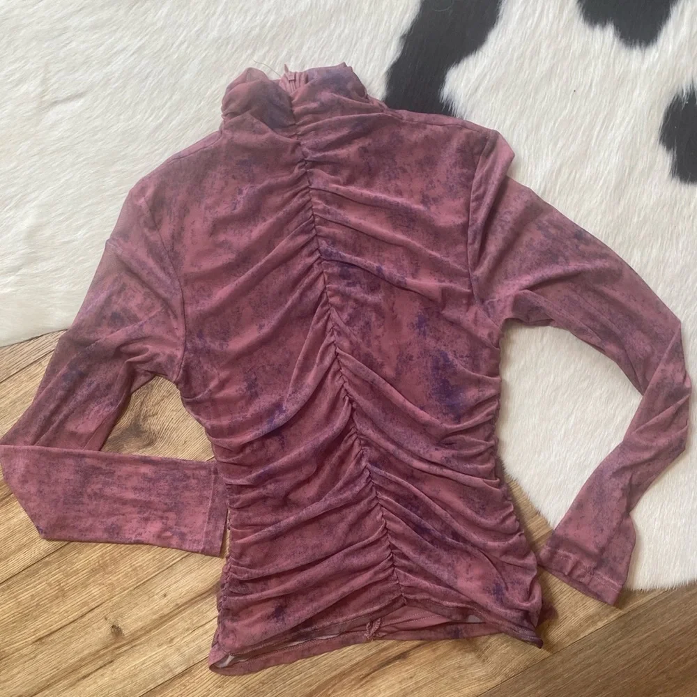 Zara ruched mesh or tulle long sleeve top in a purple or mauve tie-dye/swirl - Picture 2 of 9